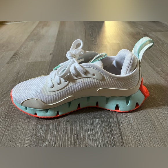 Like new Reebok running shoes - Picture 4 of 6